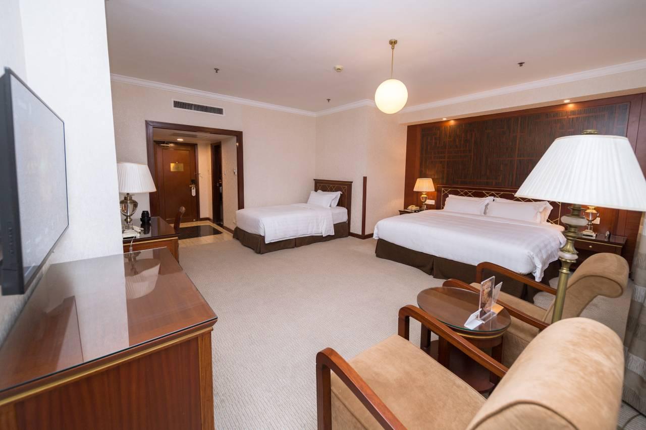 Parent Child Area, Deluxe, 1 King and 1 Single Beds
