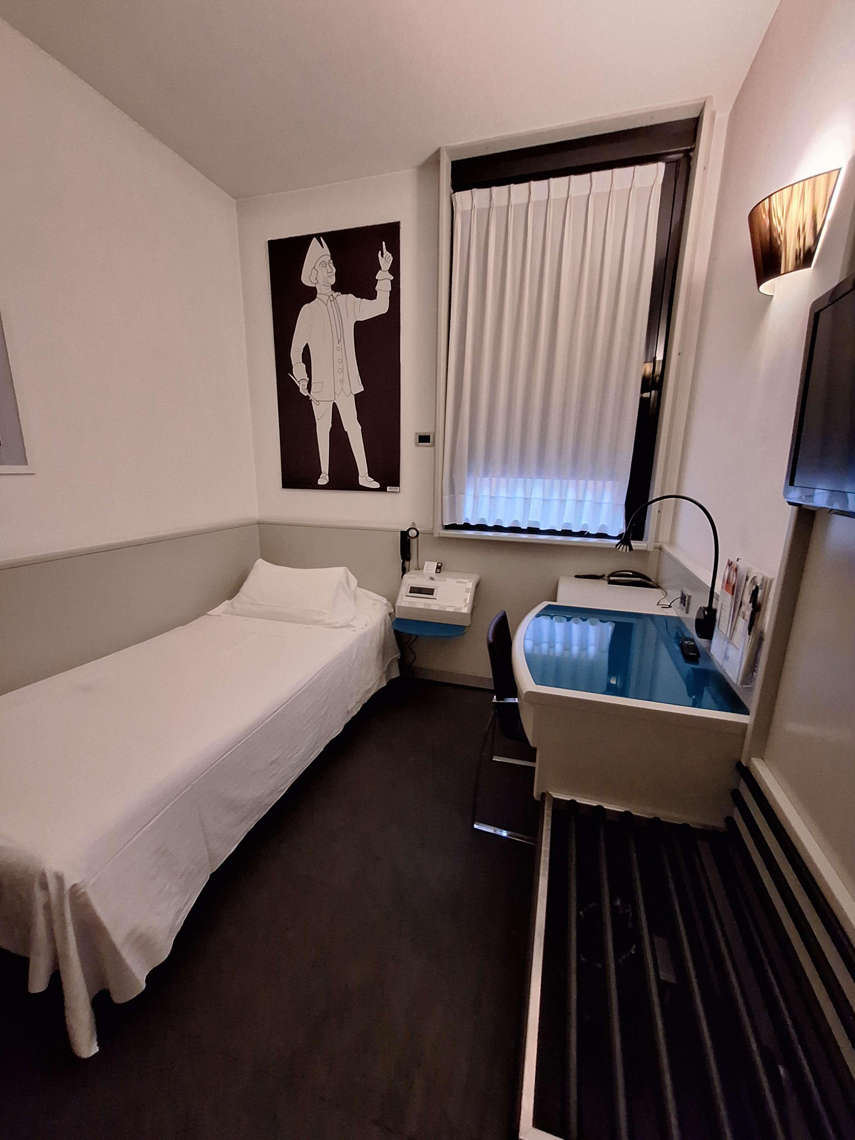 ROOM, SINGLE