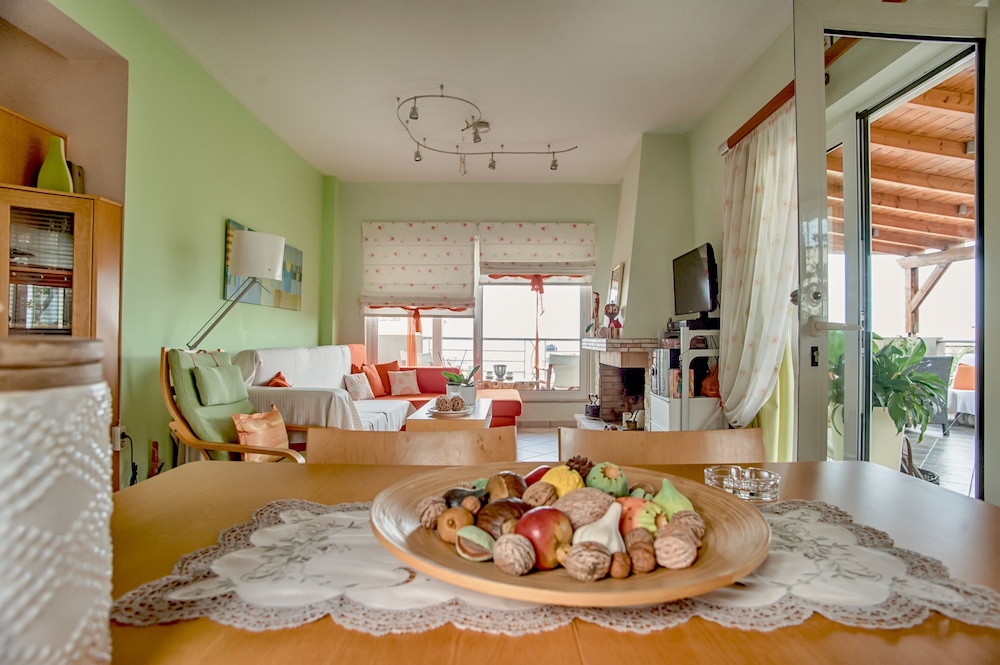 Stamatakis Boutique Studios 27/50