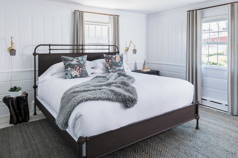 Village, Suite, King Bed, Pet Friendly