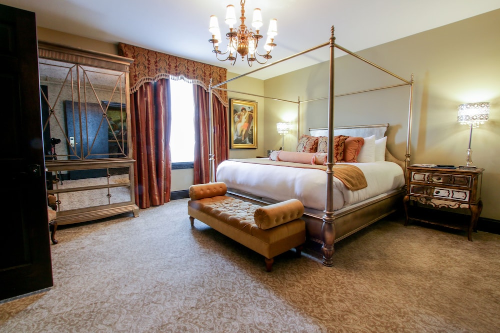 LUXURY, KING BED