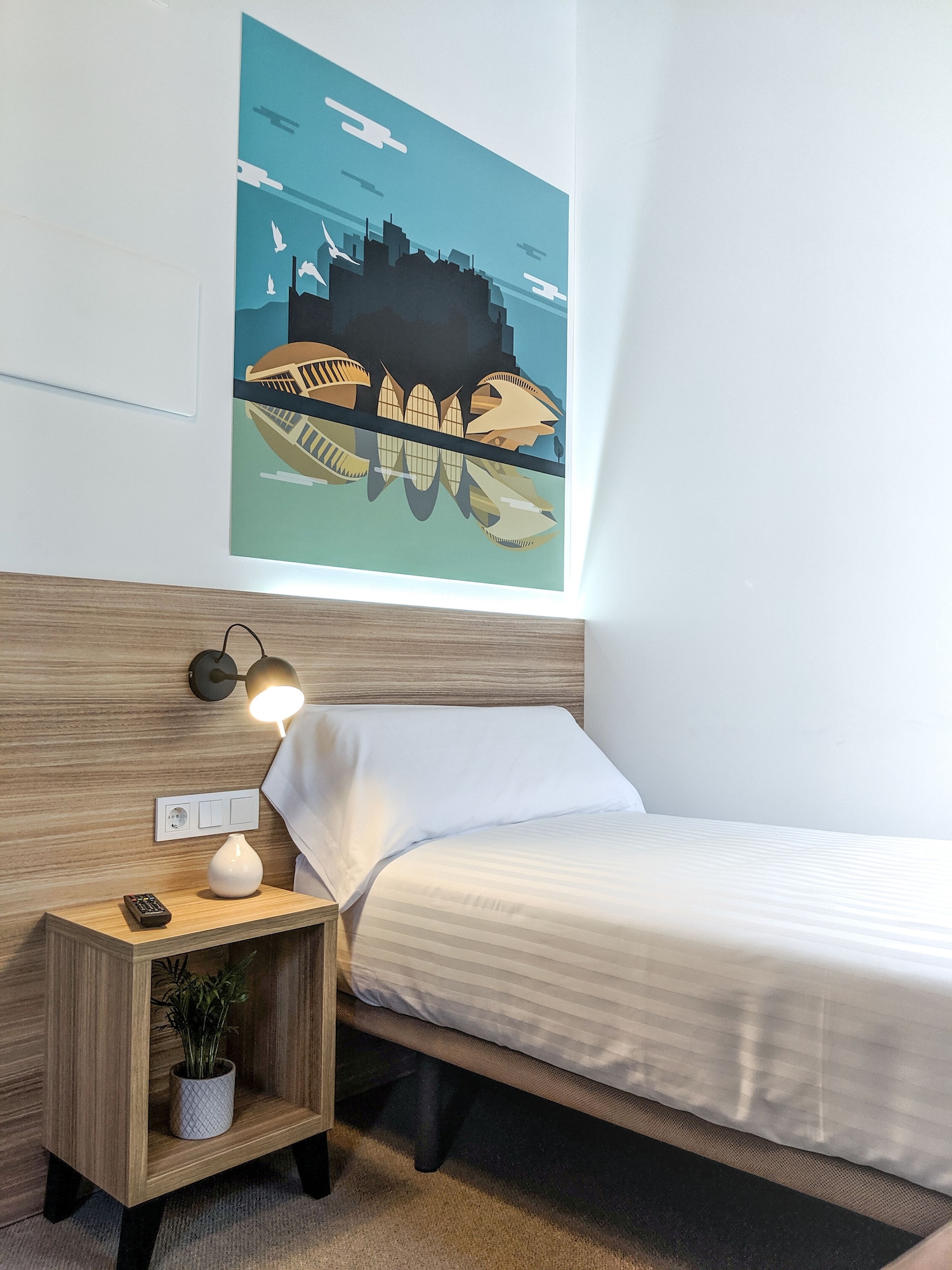 غرفة مفردة بسرير فردي في الطابق الأرضي لذوي الإعاقة