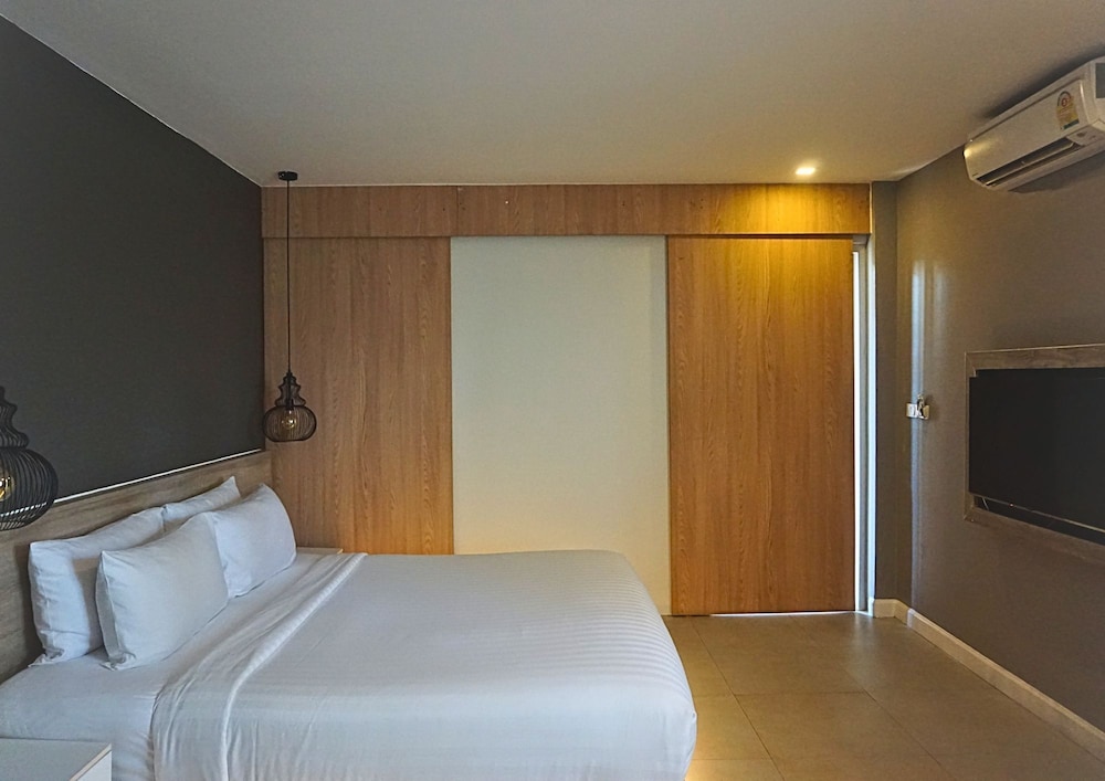 THE SIGNATURE PHUKET RESORT AND RESTAURANT 28/70