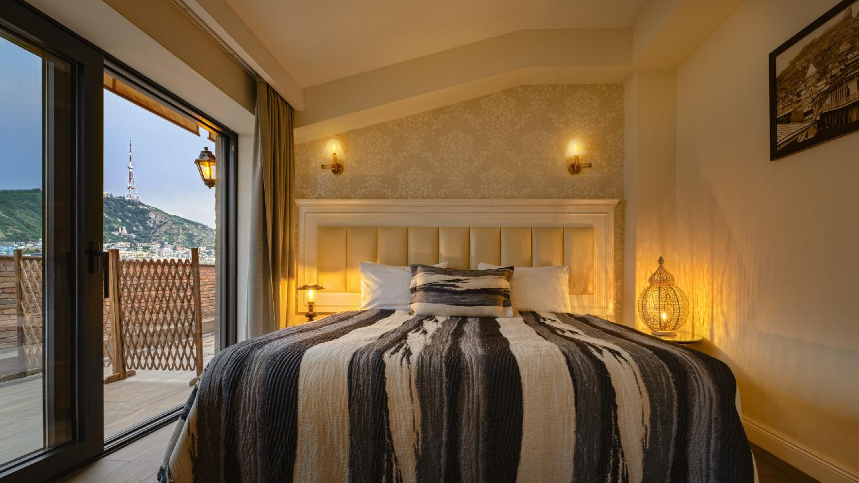 جناح جونيور بشرفة، Passport Hotel 2/7