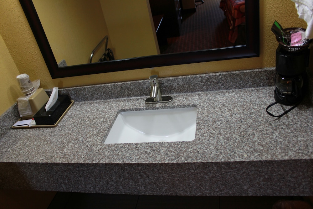 Super 8 By Wyndham Madison/Ridgeland Area 57/58