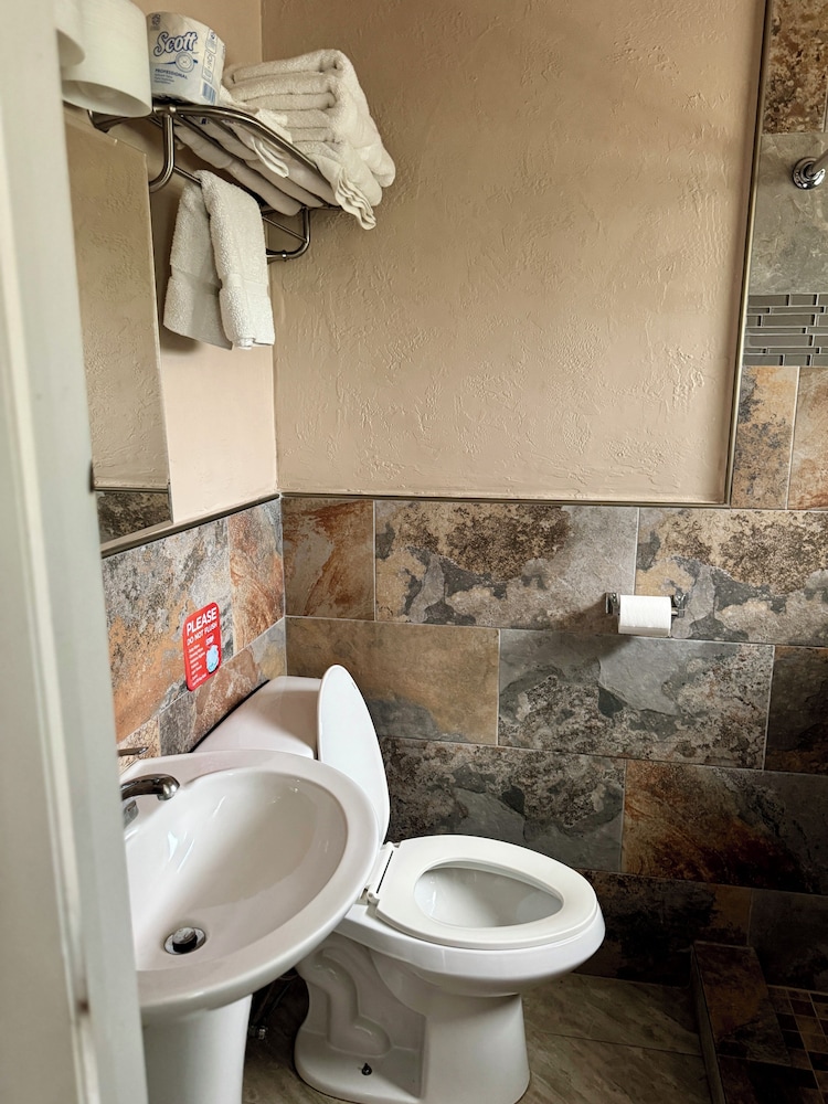 Glades Motel 21/23