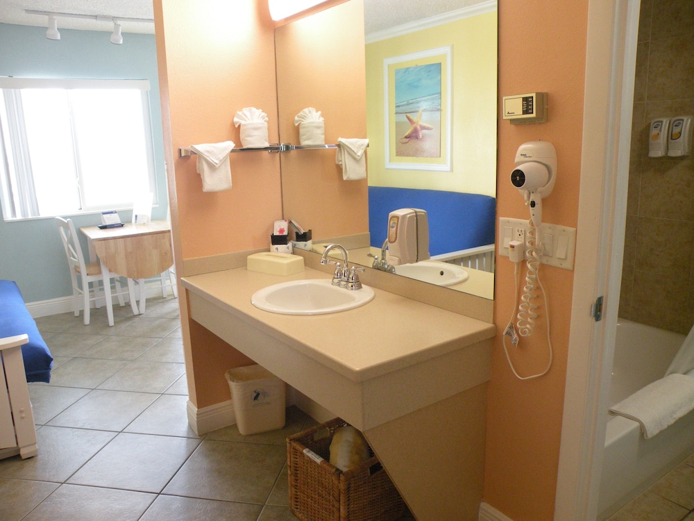 PELICAN POINTE SUITES 48/58