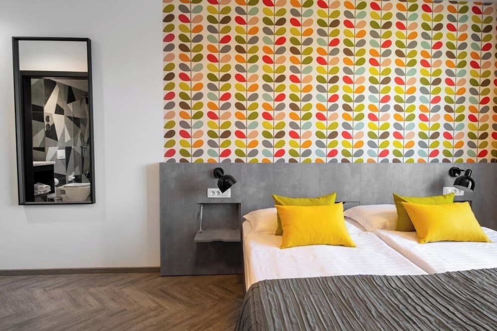 ROOM, SINGLE