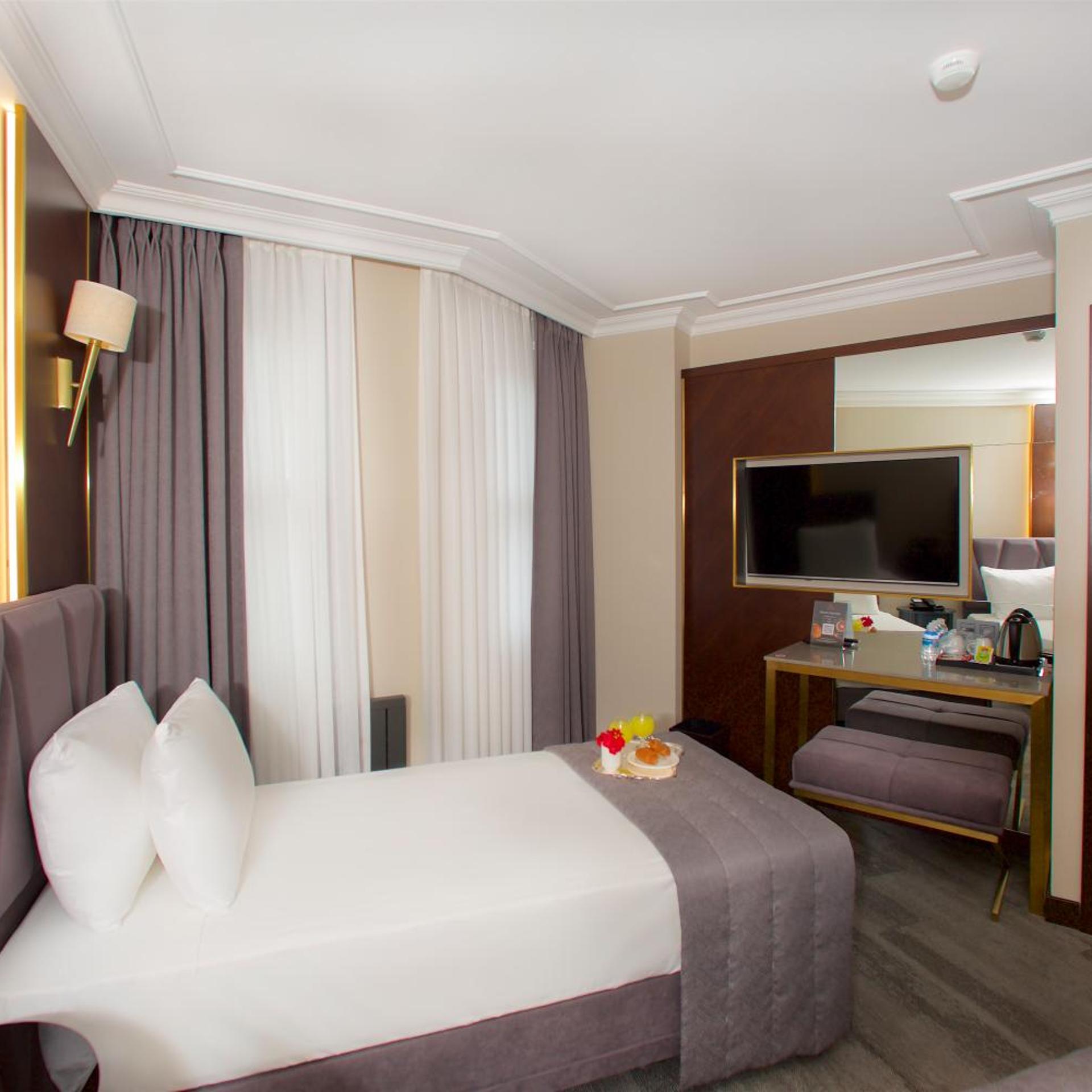 ROOM, DOUBLE BED