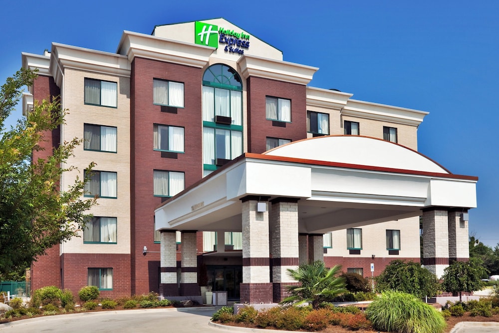 Holiday Inn Express & Suites Birmingham - Inverness 280, an IHG Hotel 5/74