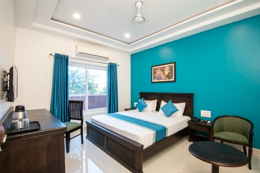 DELUXE, KING BED, SMOKING