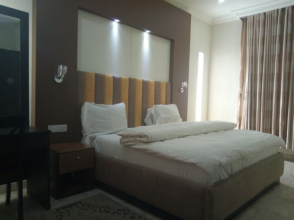 EXECUTIVE, SUITE
