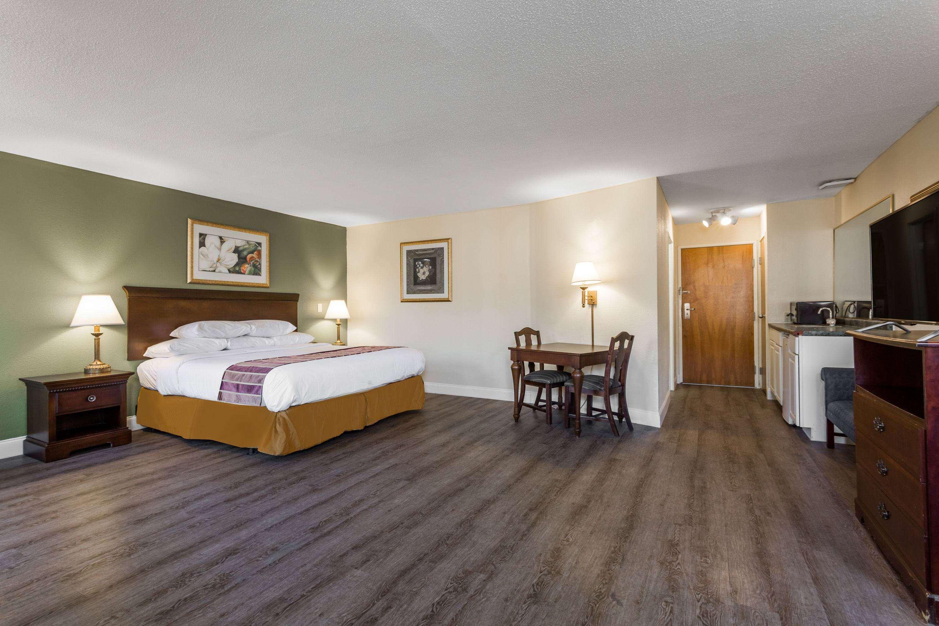 Efficiency, King Bed