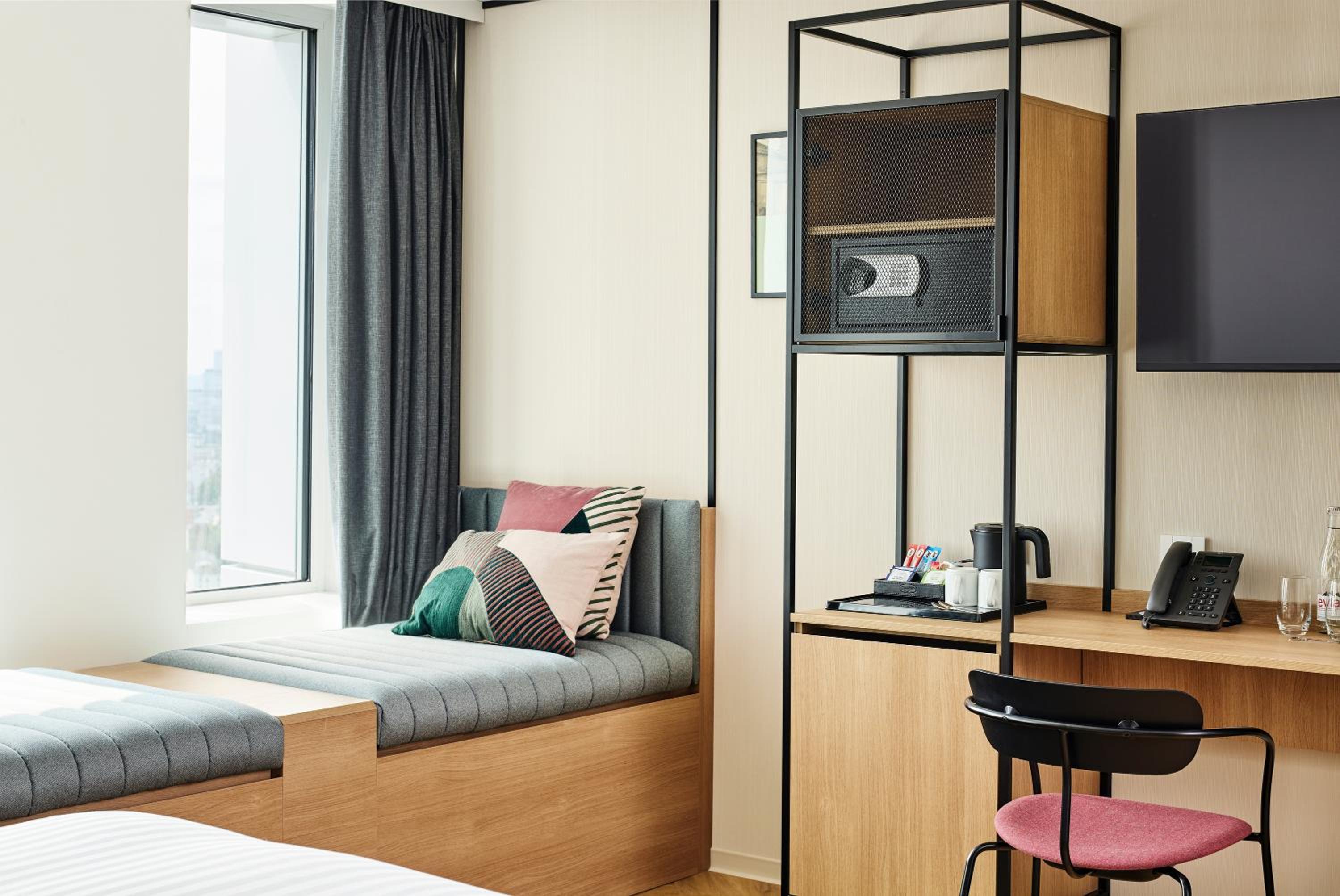 غرفة سوبيريور بسرير مزدوج بإطلالة على المدينة في طابق مرتفع، H4 Wyndham Paris Pleyel 5/6