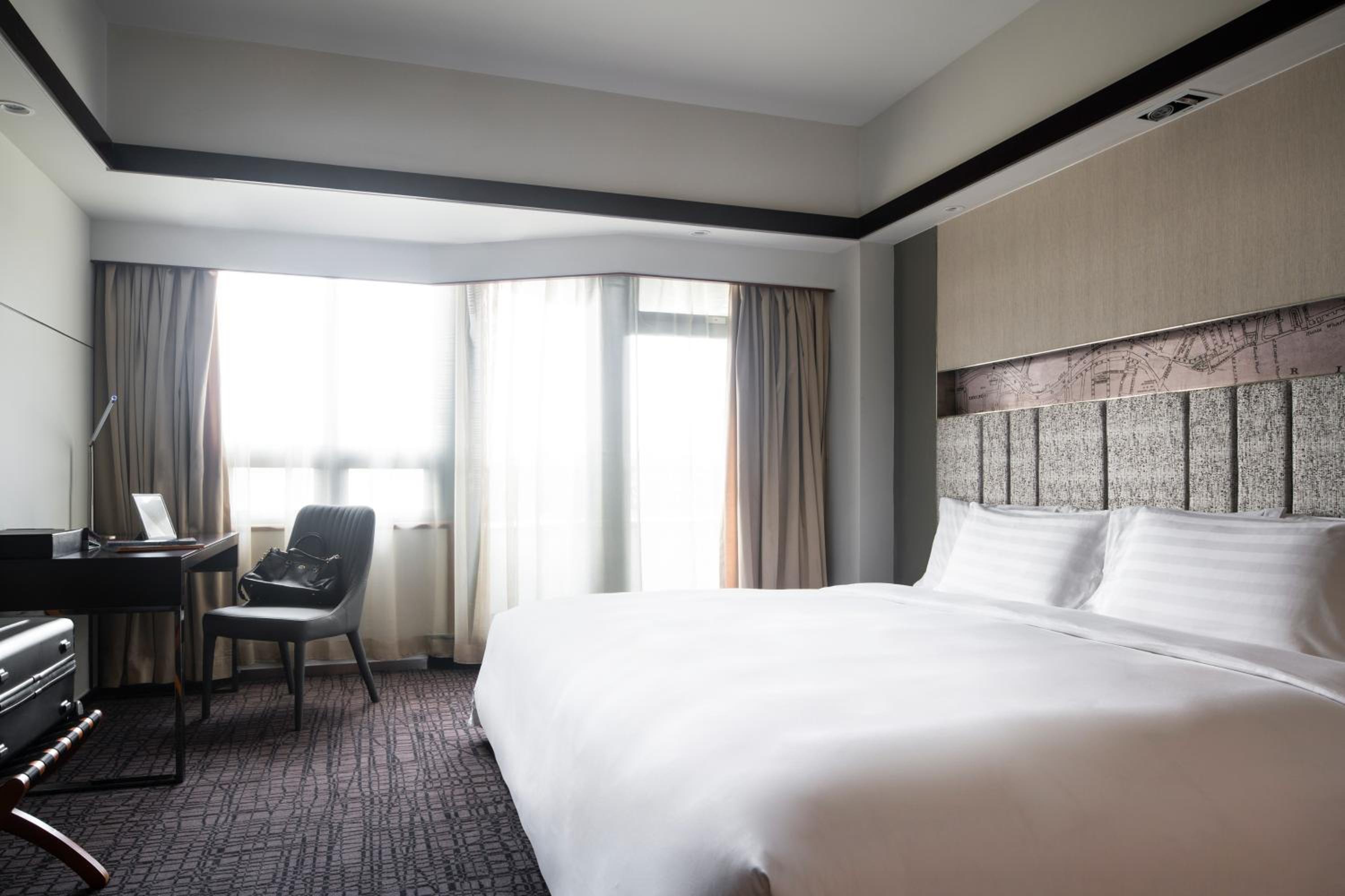 SUPERIOR KING BEDROOM
