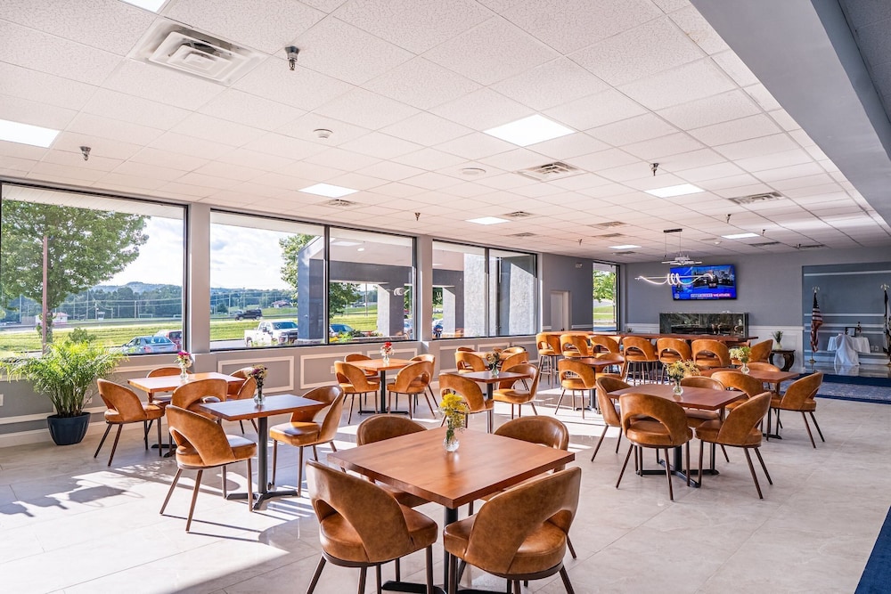 Holiday Lodge Hotel &amp; Conference Center 36/50