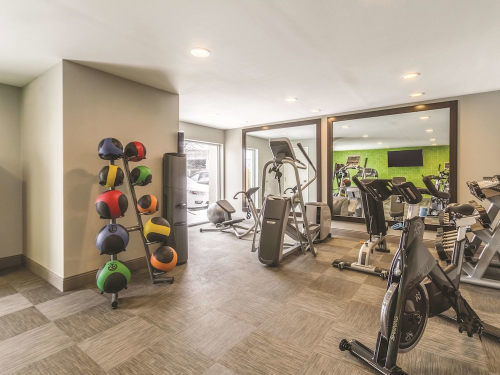 La Quinta Inn & Suites by Wyndham Cleveland - Airport North 26/44