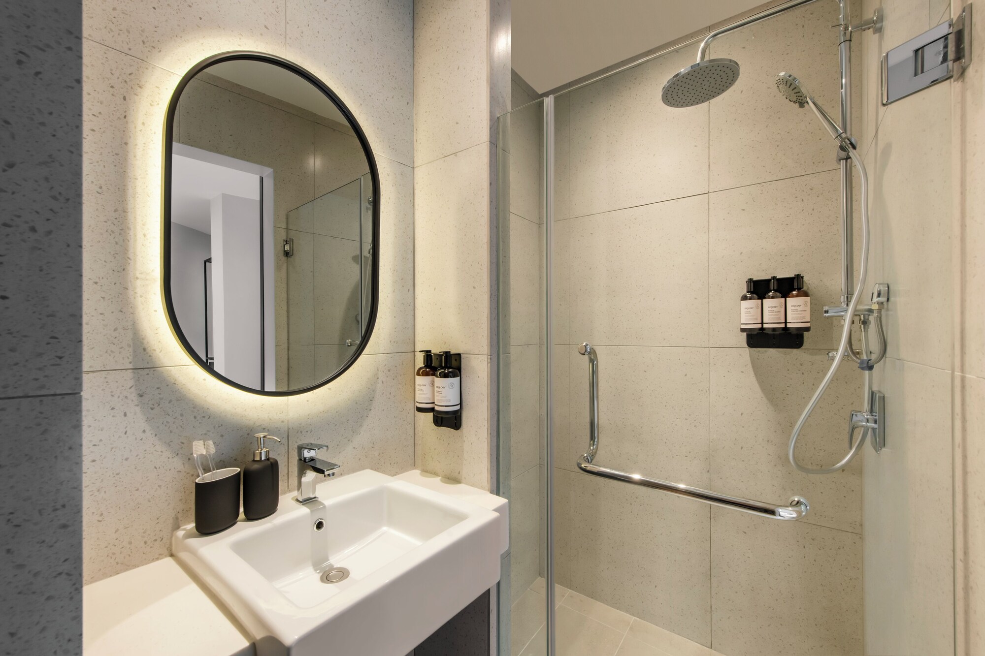 4 BEDROOMS, DUPLEX, ALL TOGETHER, KITCHENETTE