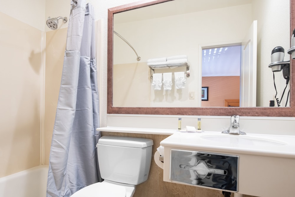 Anaheim Islander Inn And Suites 40/58