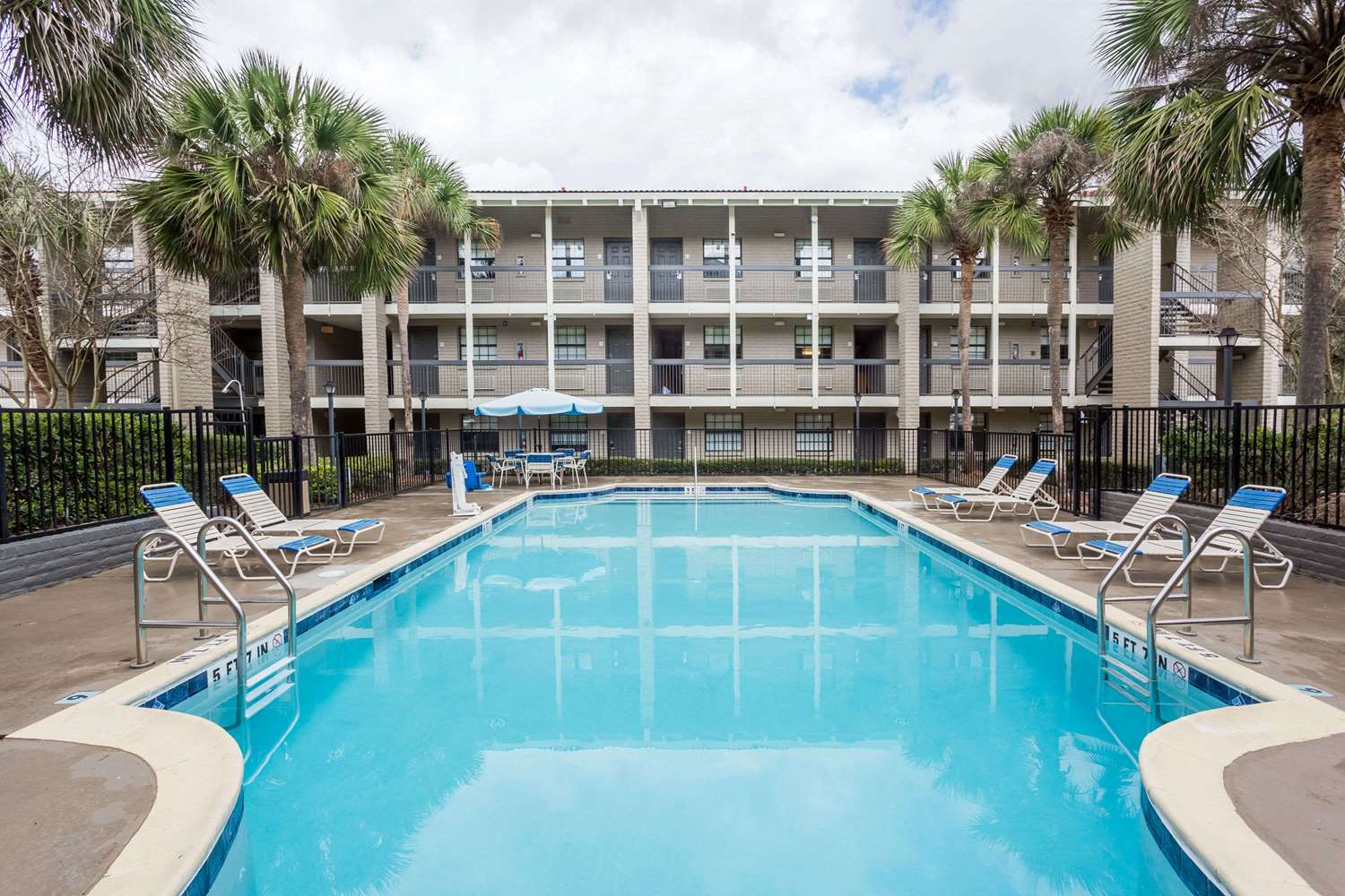 Casa Bella Inn & Suites 35/55