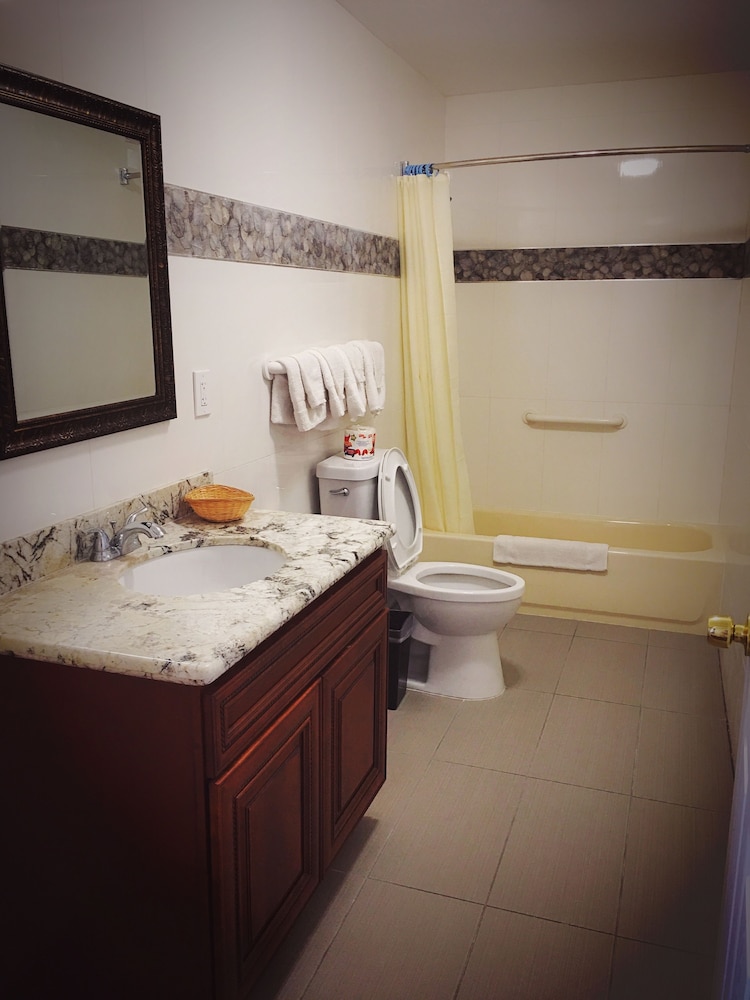 Norwalk inn & suites 18/39