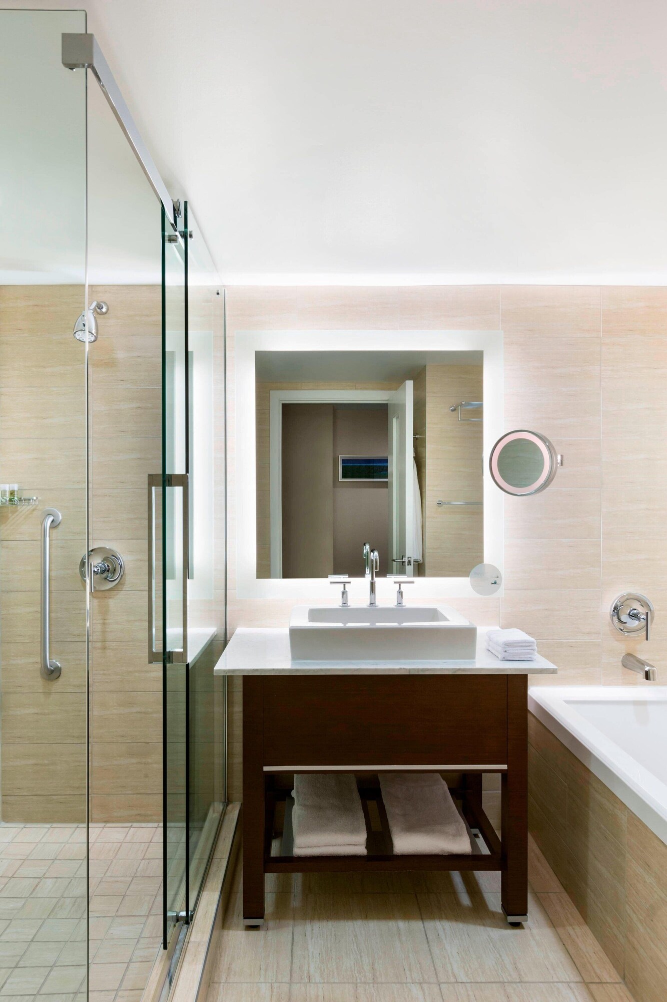 غرفة بسريرين كوين في طابق منخفض، The Westin Wall Centre Vancouver Airport 4/4