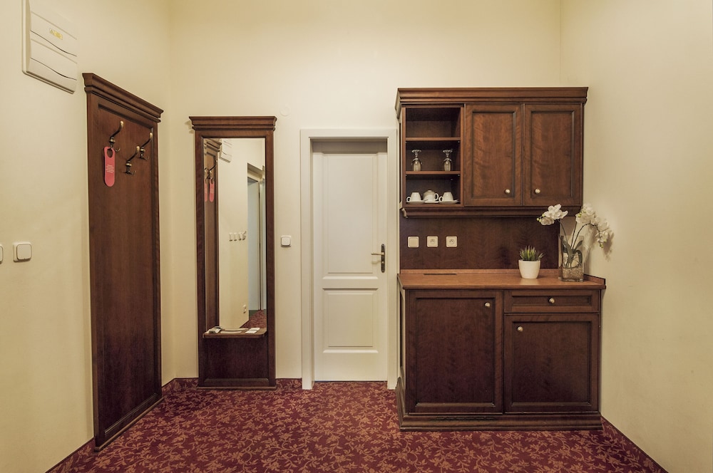 Ontario Hotel Garni 15/75