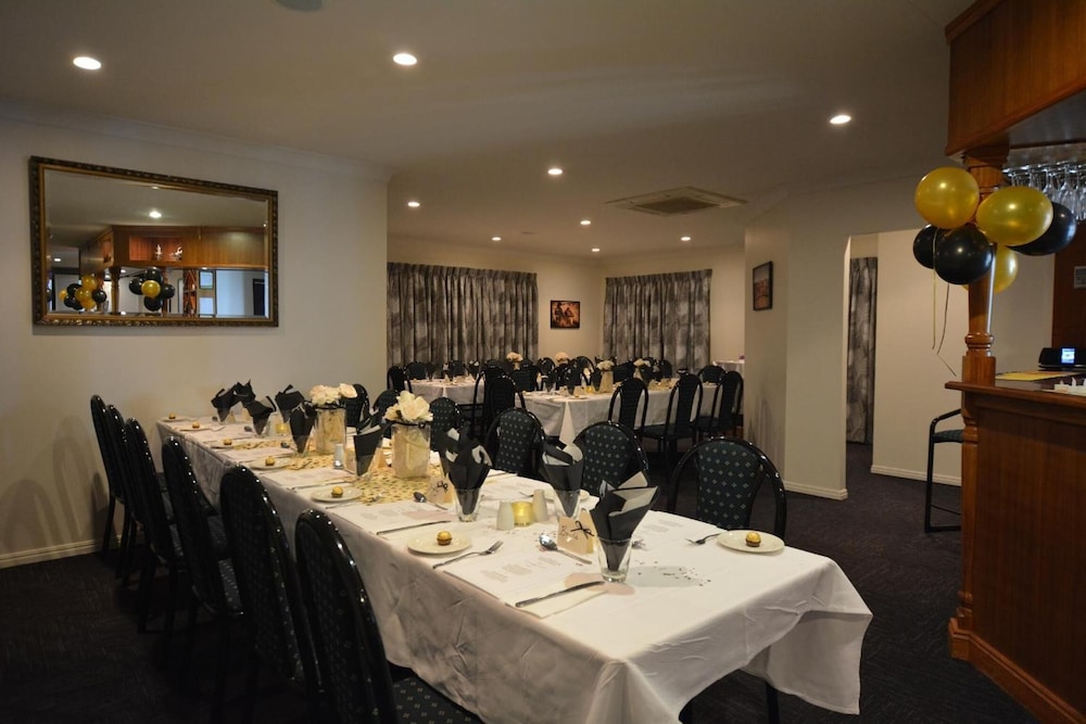 ROCKY GARDENS MOTOR INN 26/28