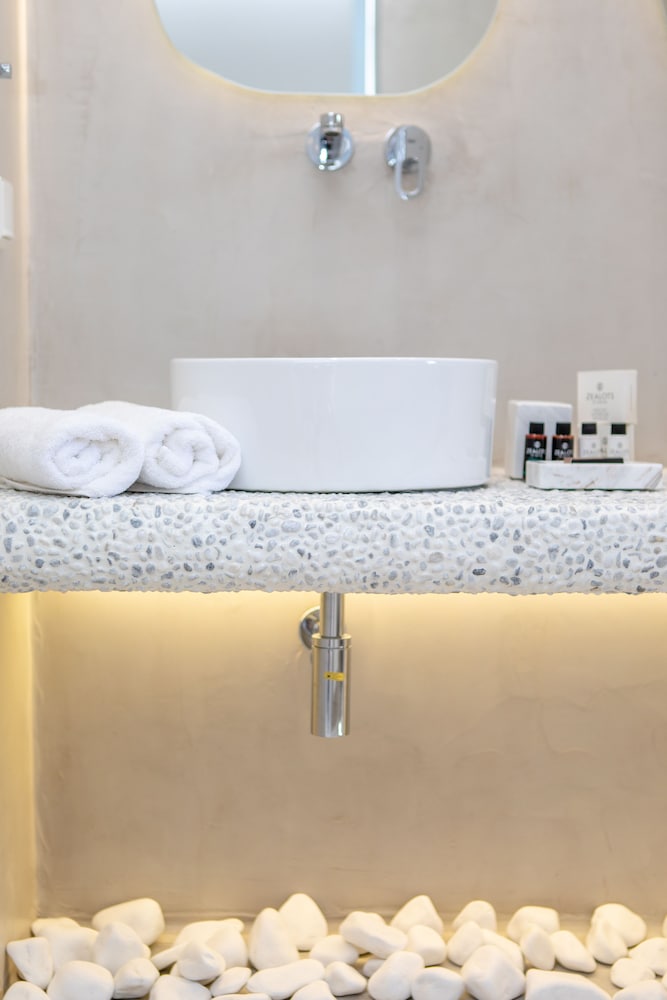 Crystal Mare Suites 32/33