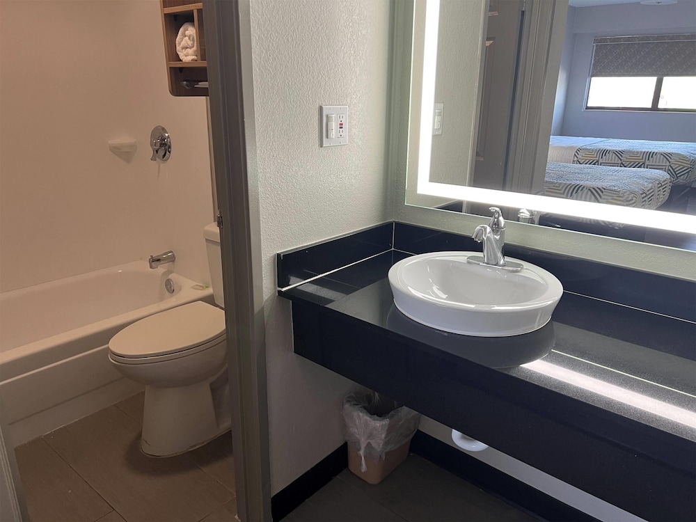 Days Inn by Wyndham Kansas City Northeast 60/65