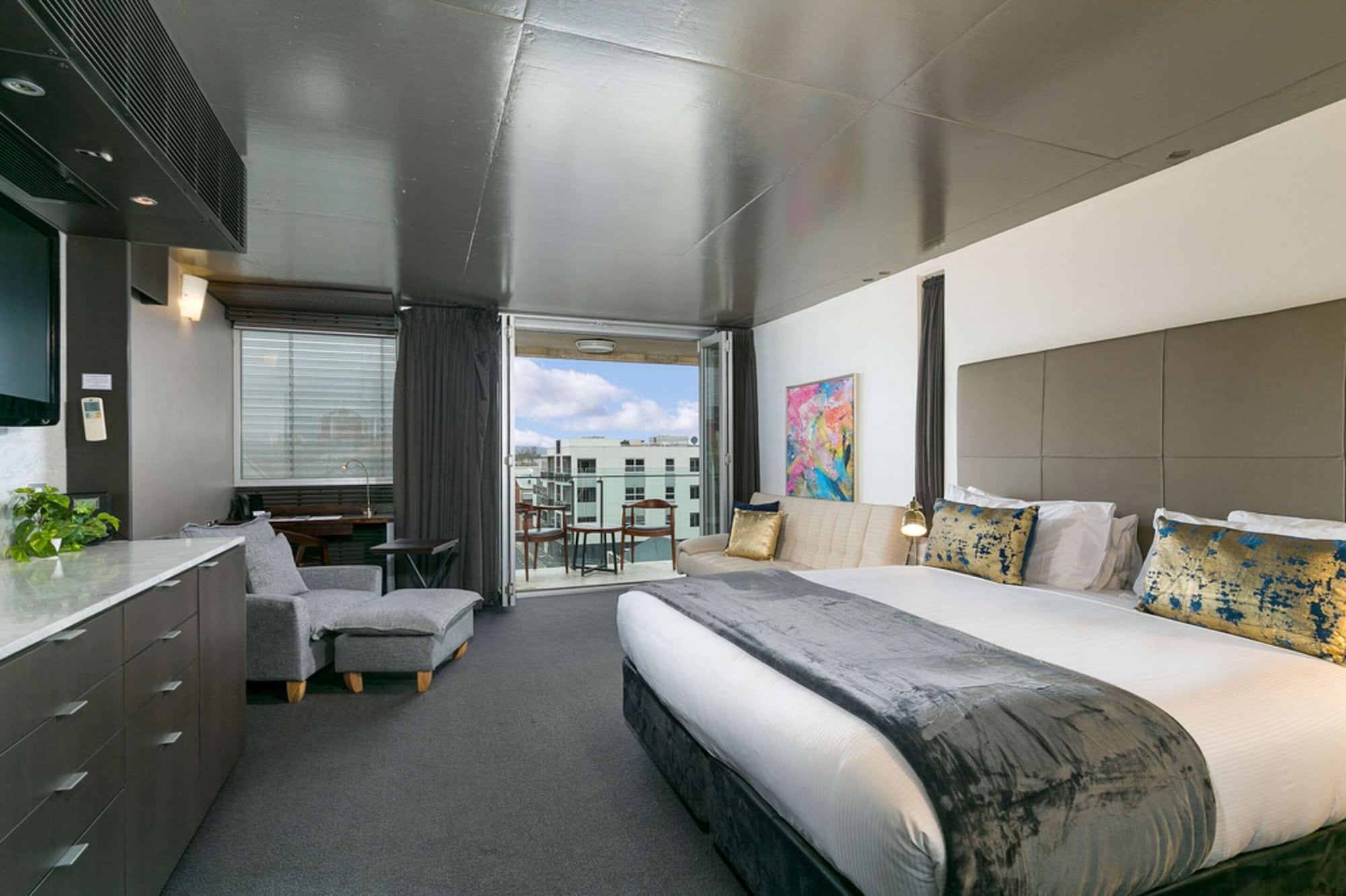 SUITE, BALCONY, CORNER
