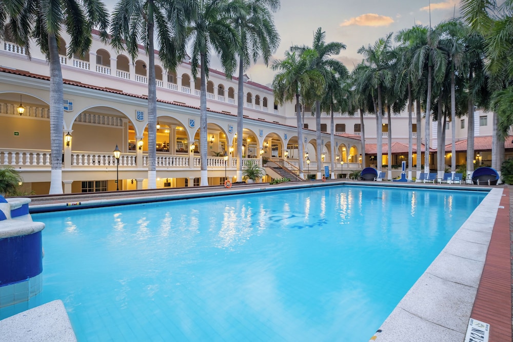 El Prado Hotel 6/62