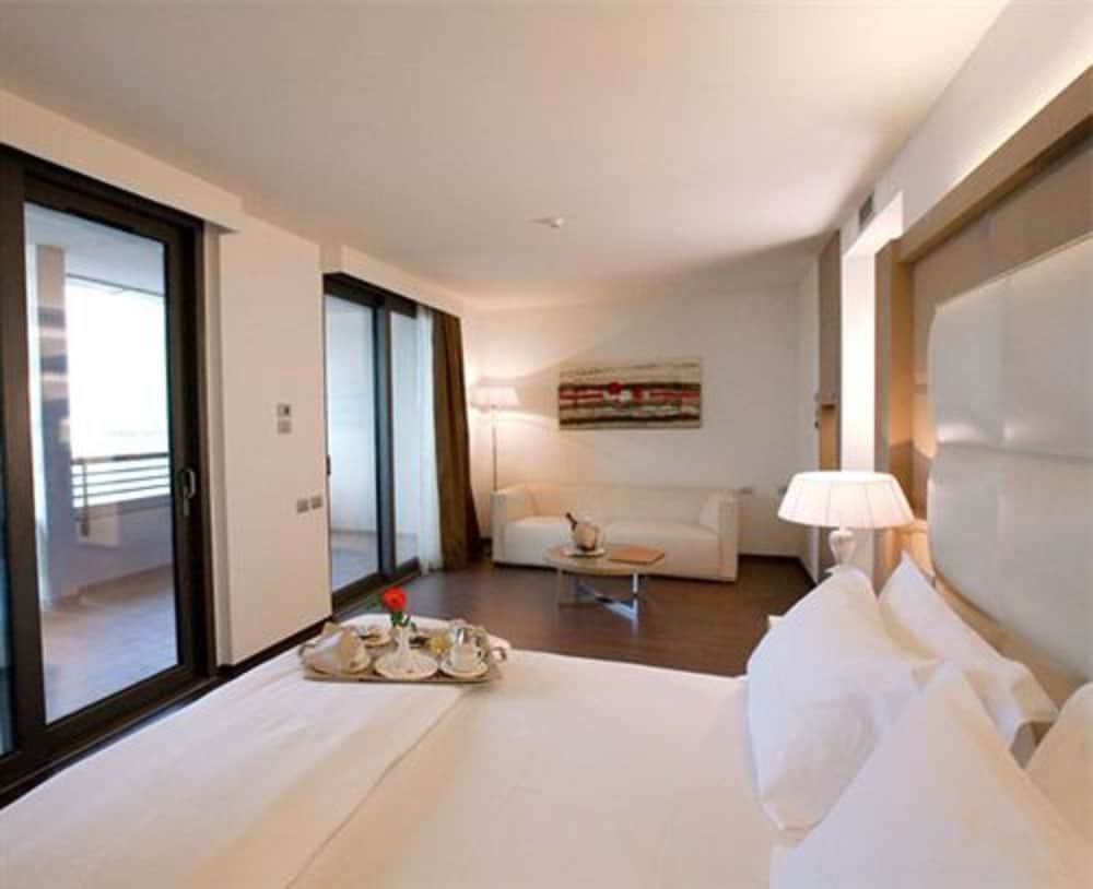 LAGUNA PALACE HOTEL 25/74