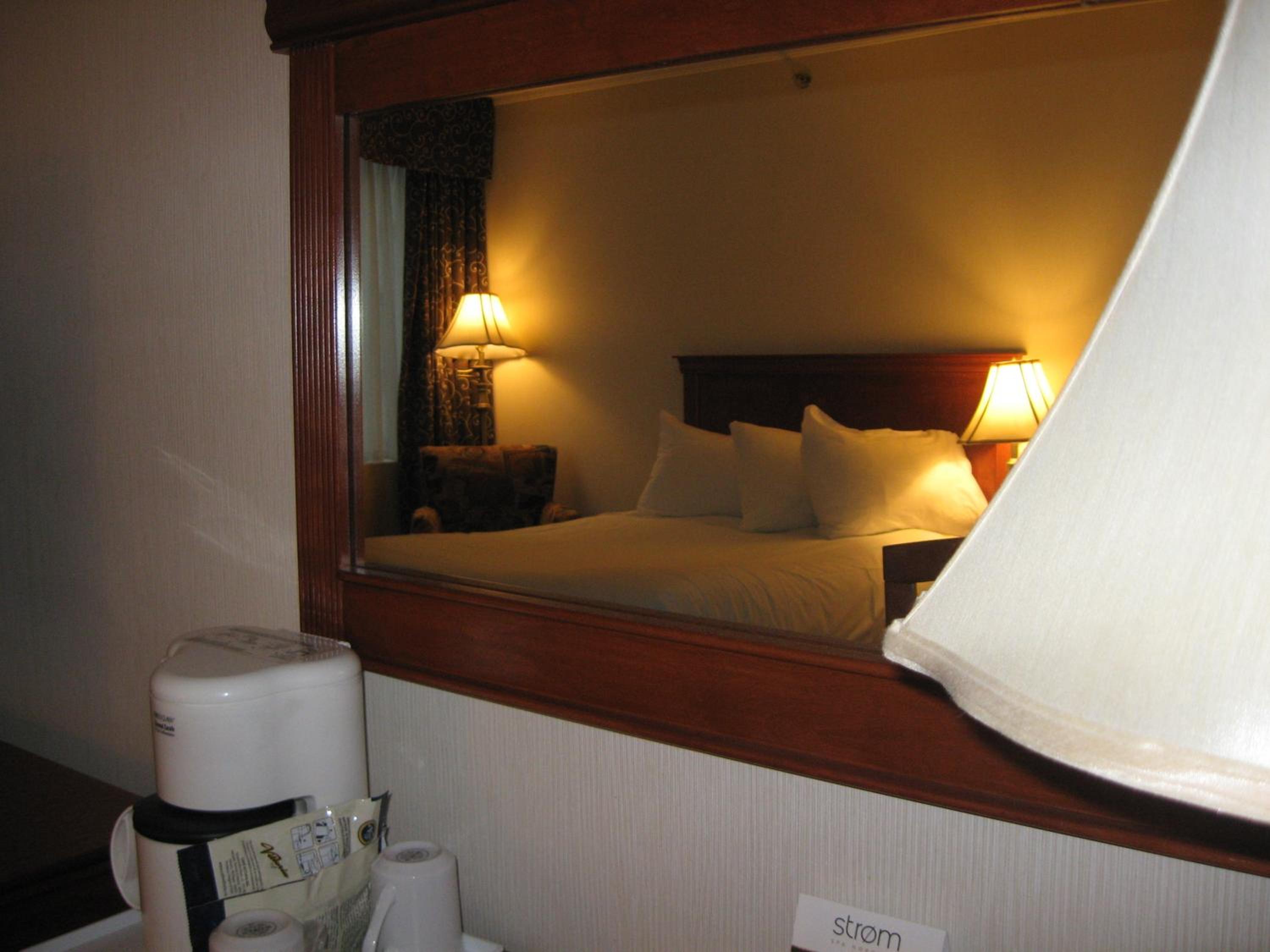 غرفة بسرير كينج وسرير كوين، Hotel Chrome Montreal Centre Ville 2/4
