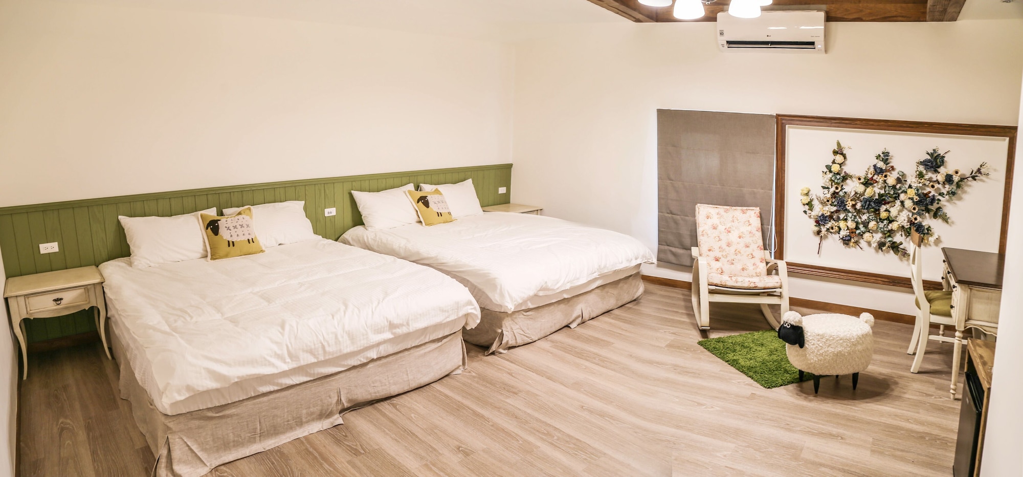 ELITE, QUADRUPLE, 2 QUEEN BEDS, CITY VIEW