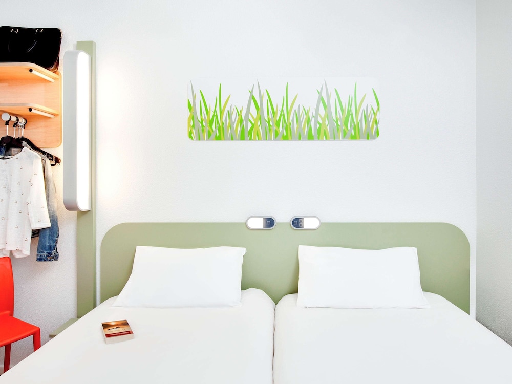 ROOM, DOUBLE BED