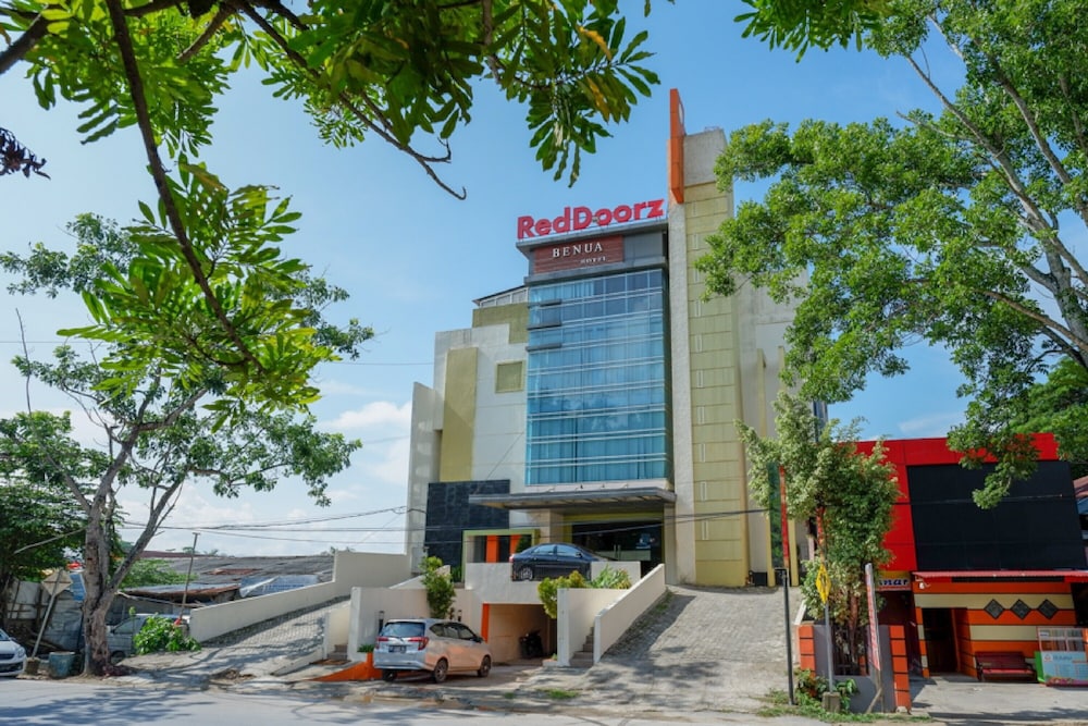 RedDoorz Plus near Hotel Benua Kendari 23/23