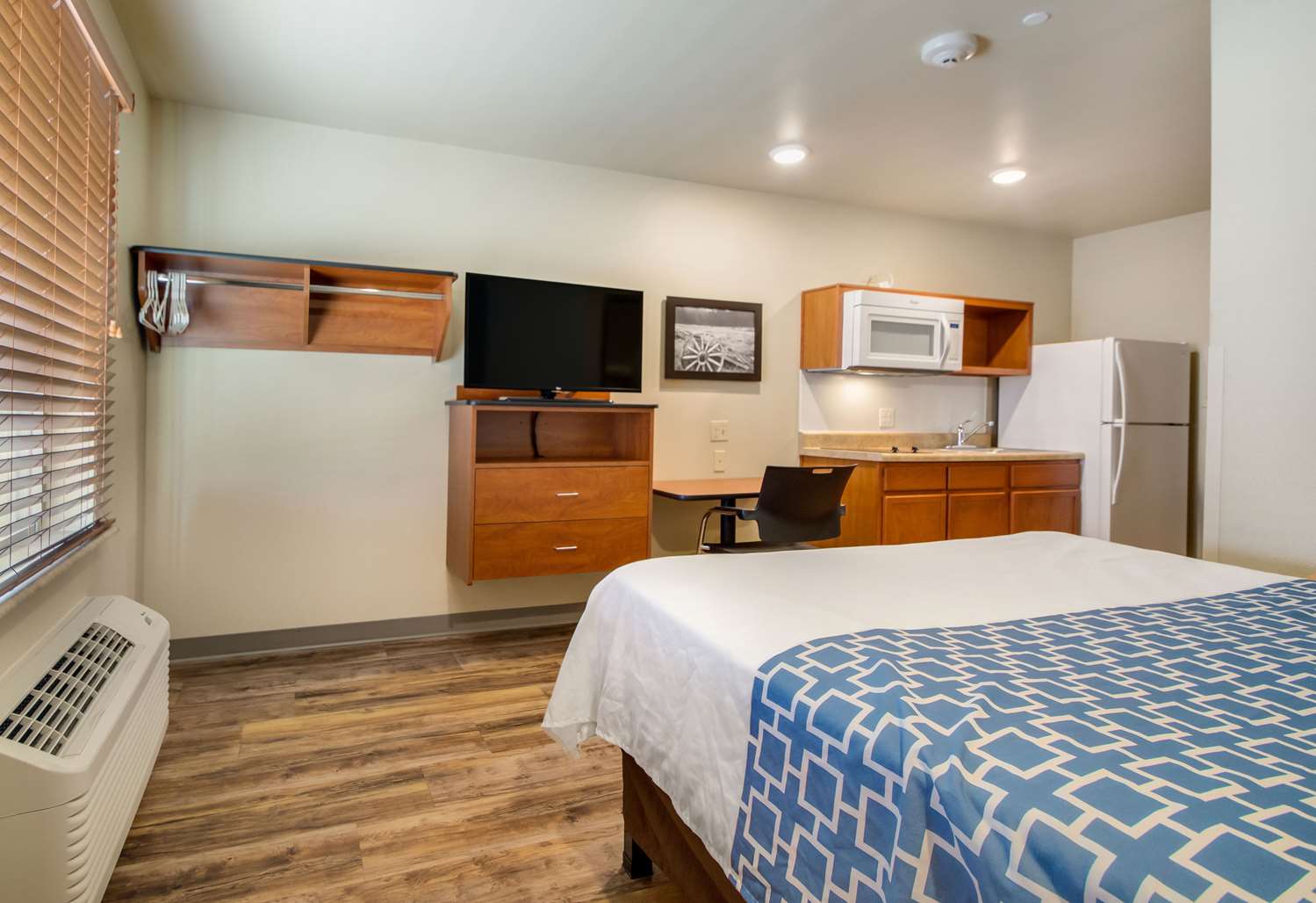 Efficiency, Queen Bed