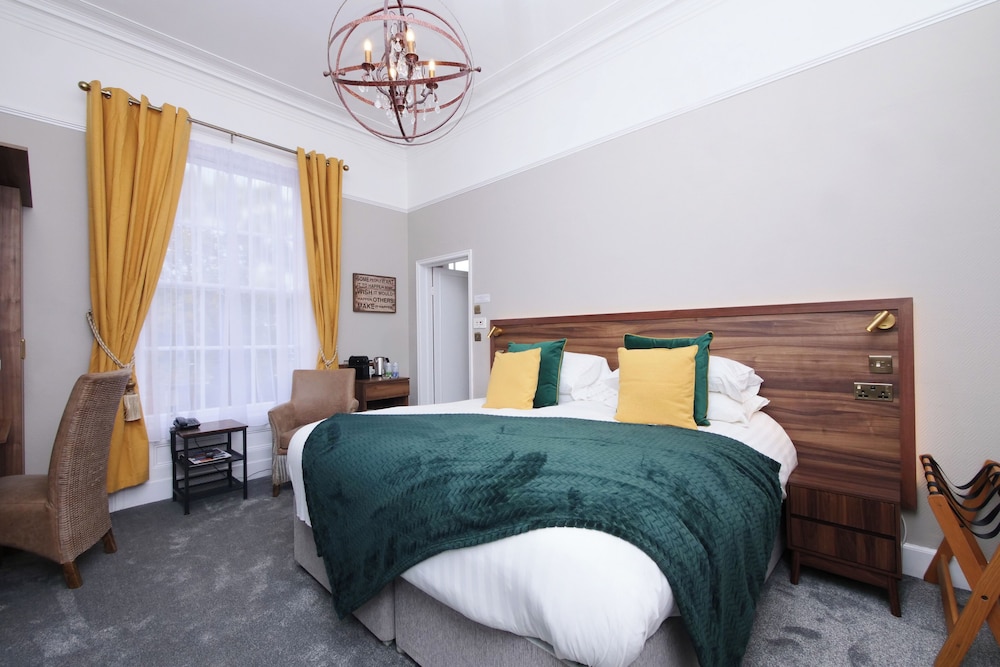 DELUXE, DOUBLE OR TWIN BED