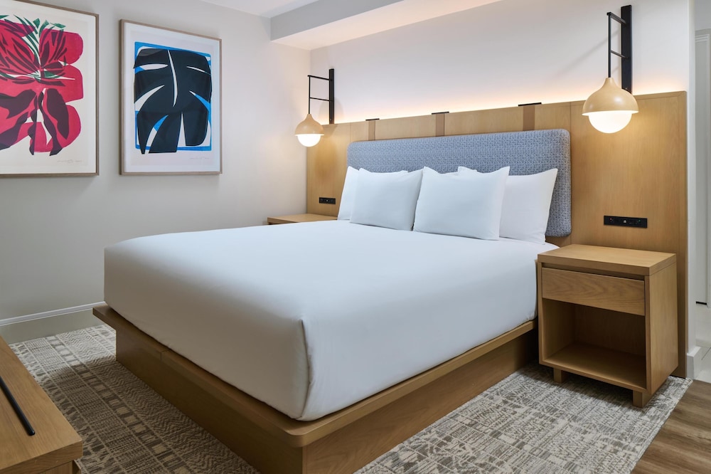 JUNIOR SUITE, KING BED, WAIKIKI VIEW, SOFA