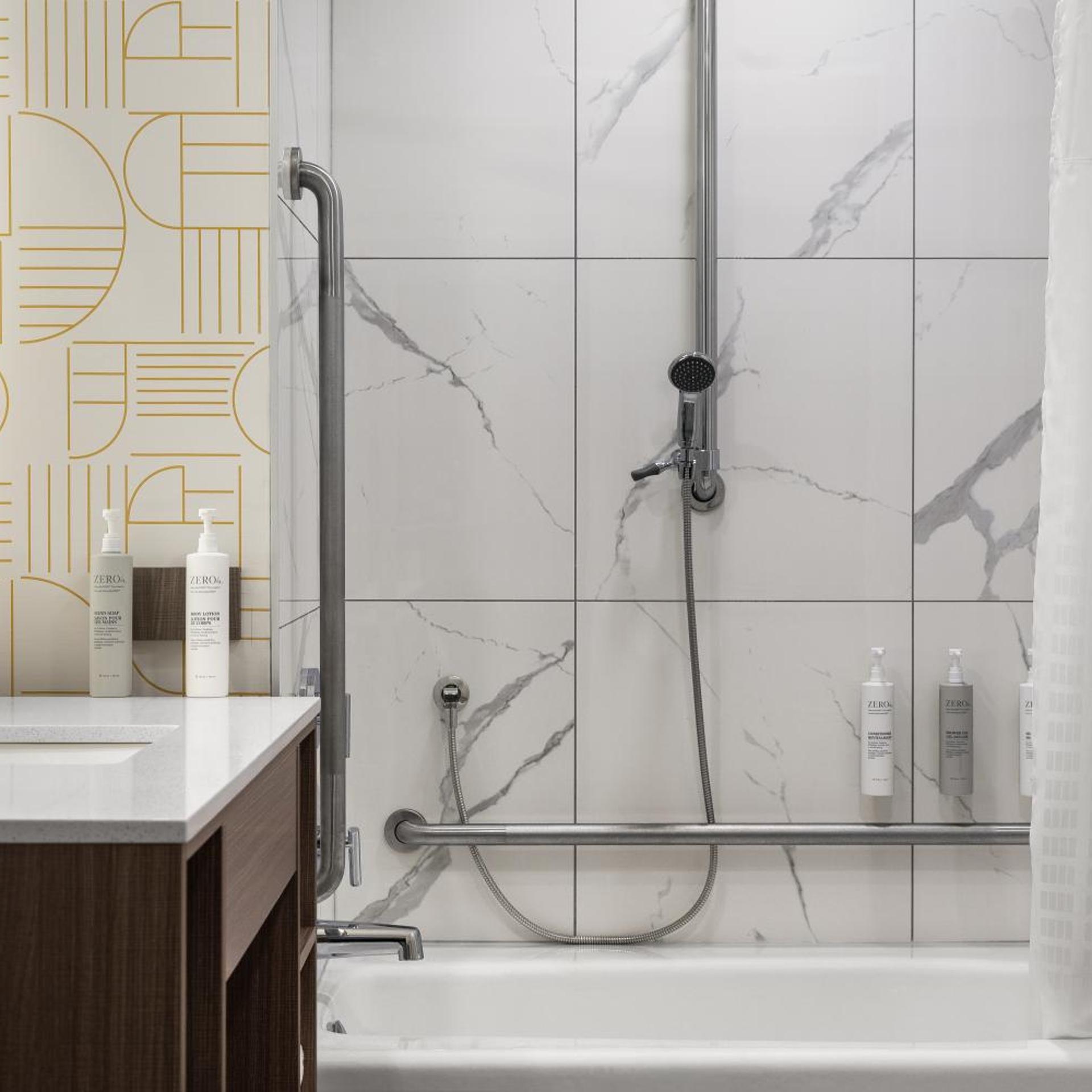 جناح بسرير كينج بغرفة نوم واحدة مع أريكة بحوض استحمام لذوي الإعاقة، Home2 Suites by Hilton Woodstock ON 2/2