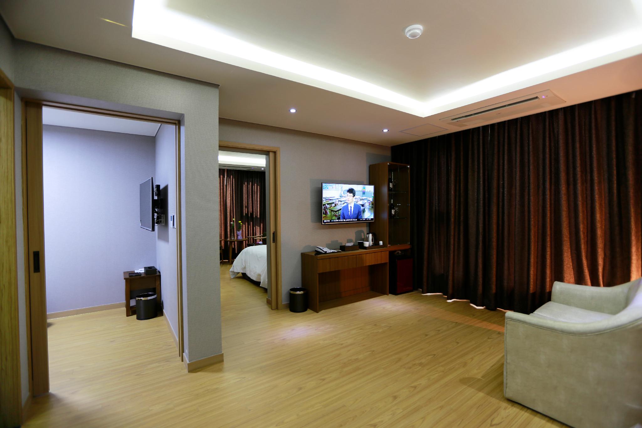 ROYAL, SUITE