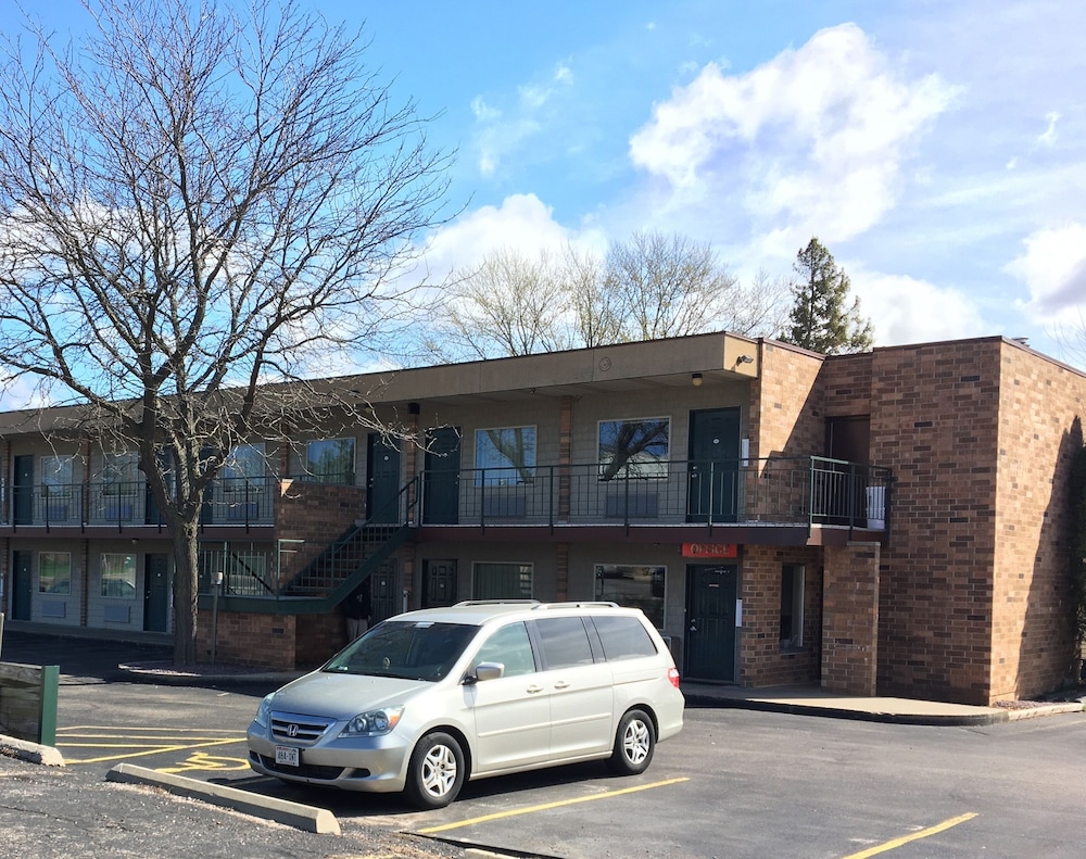 Thunderbird Motor Inn Baraboo 5/22