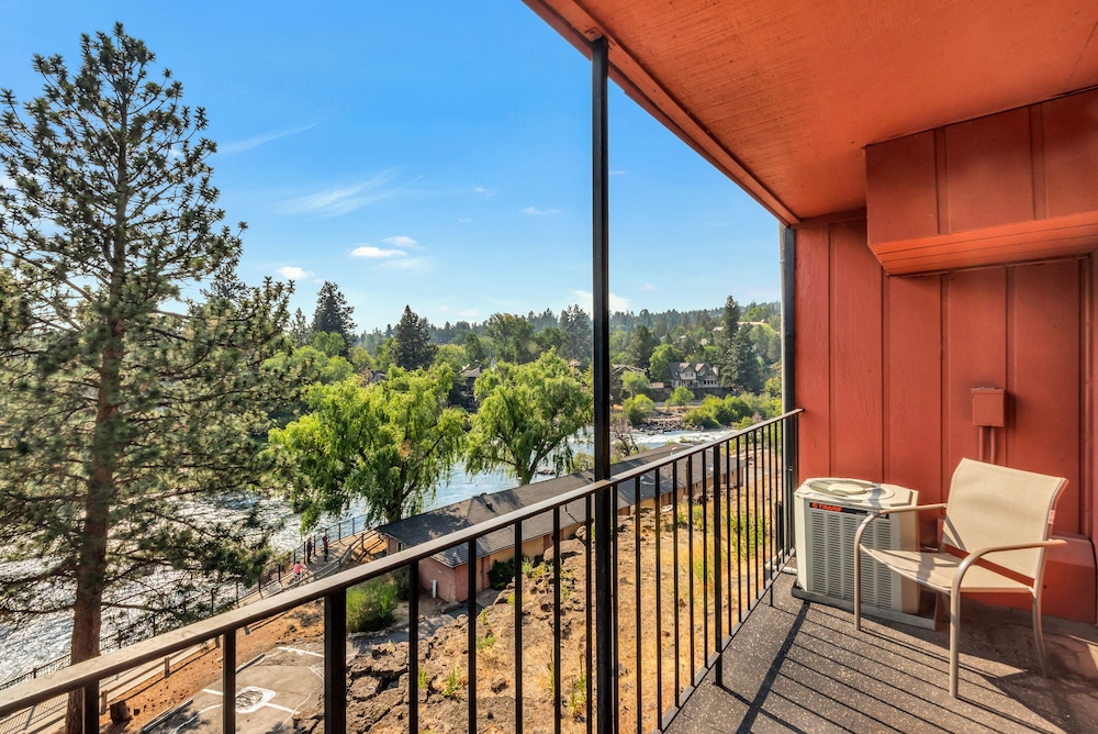 Bend Riverside Inn &amp; Suites 30/51