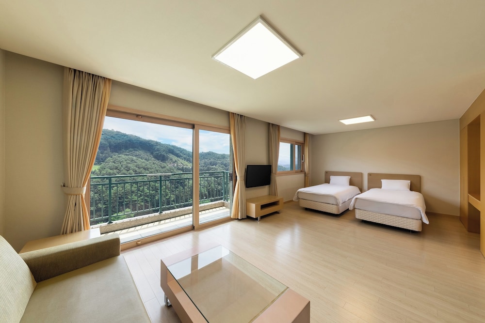 Oak Valley Resort 18/50