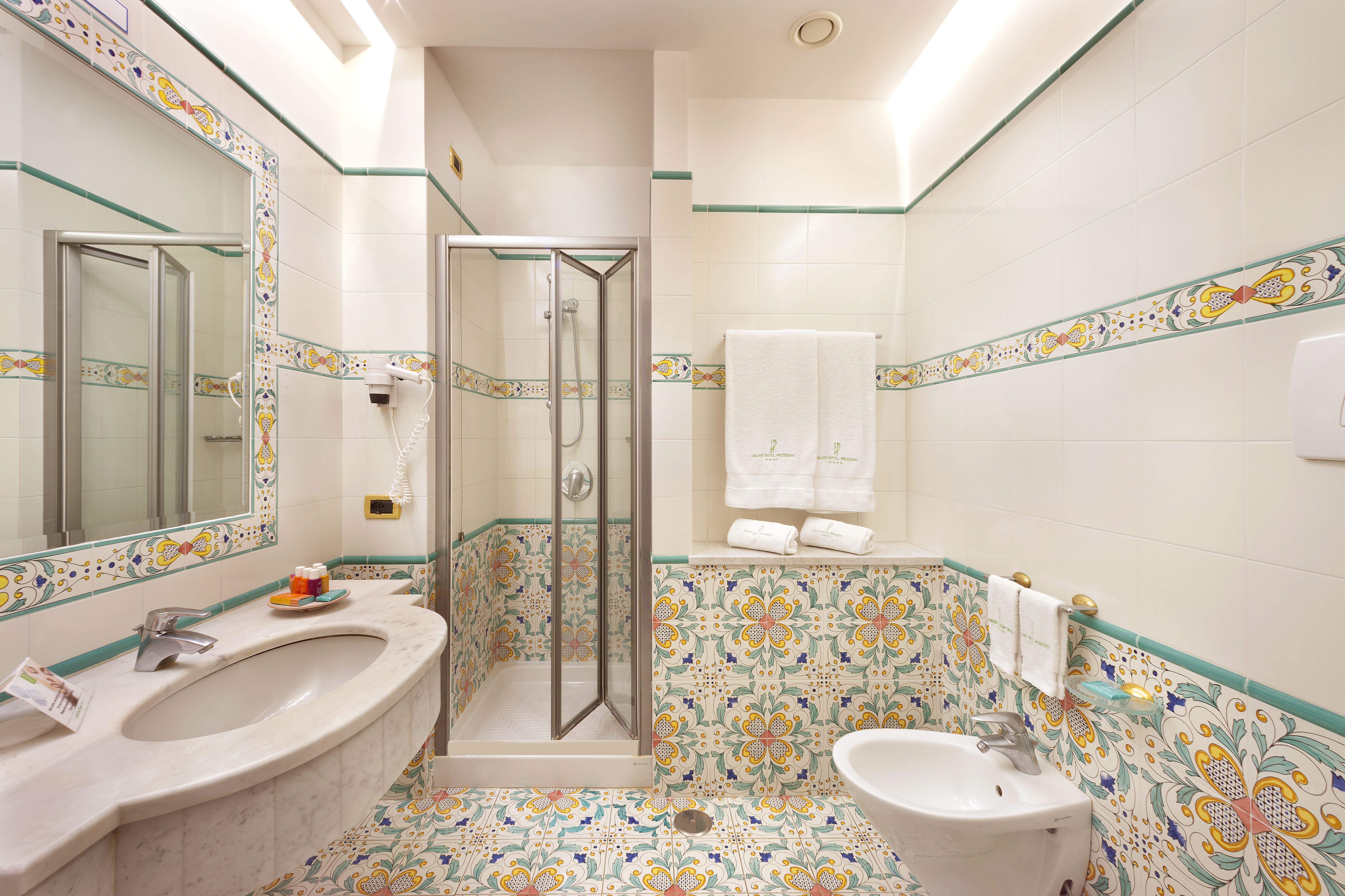 غرفة قياسية بسرير مزدوج بإطلالة على البحر، Grand Hotel President 2/2