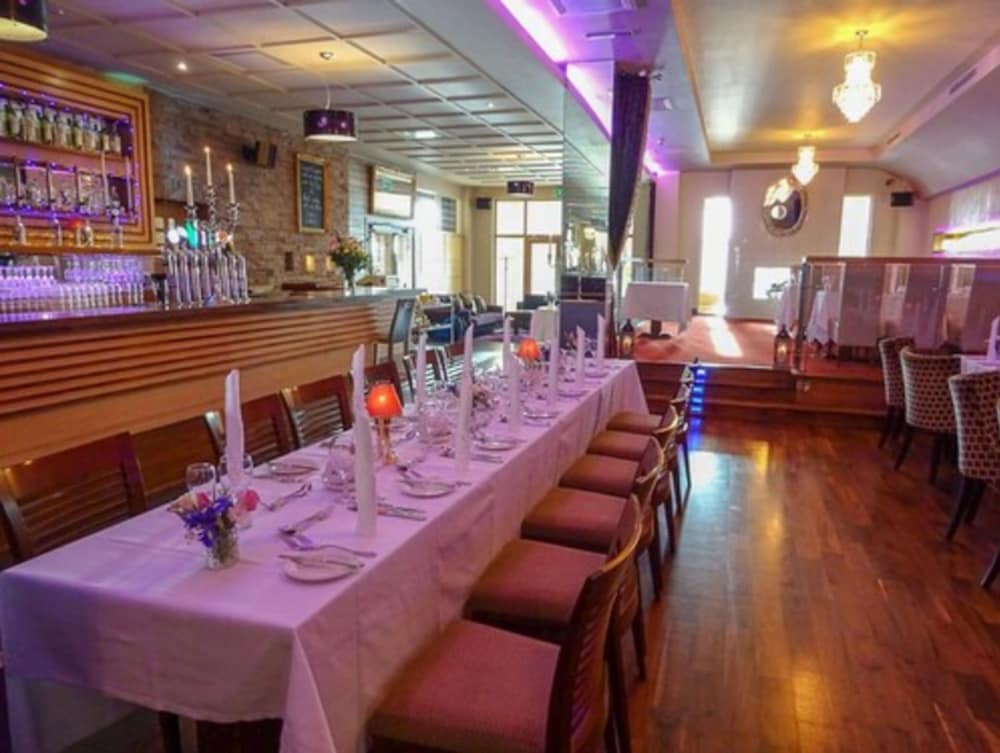 Raheen Woods Hotel 52/70