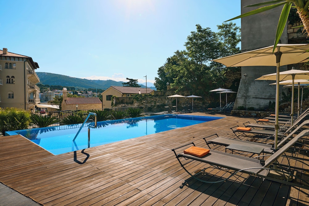 Arbiana Heritage Hotel 76/78