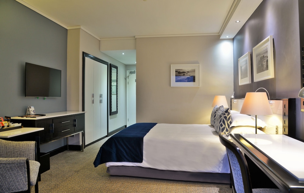 The Commodore Hotel 23/62