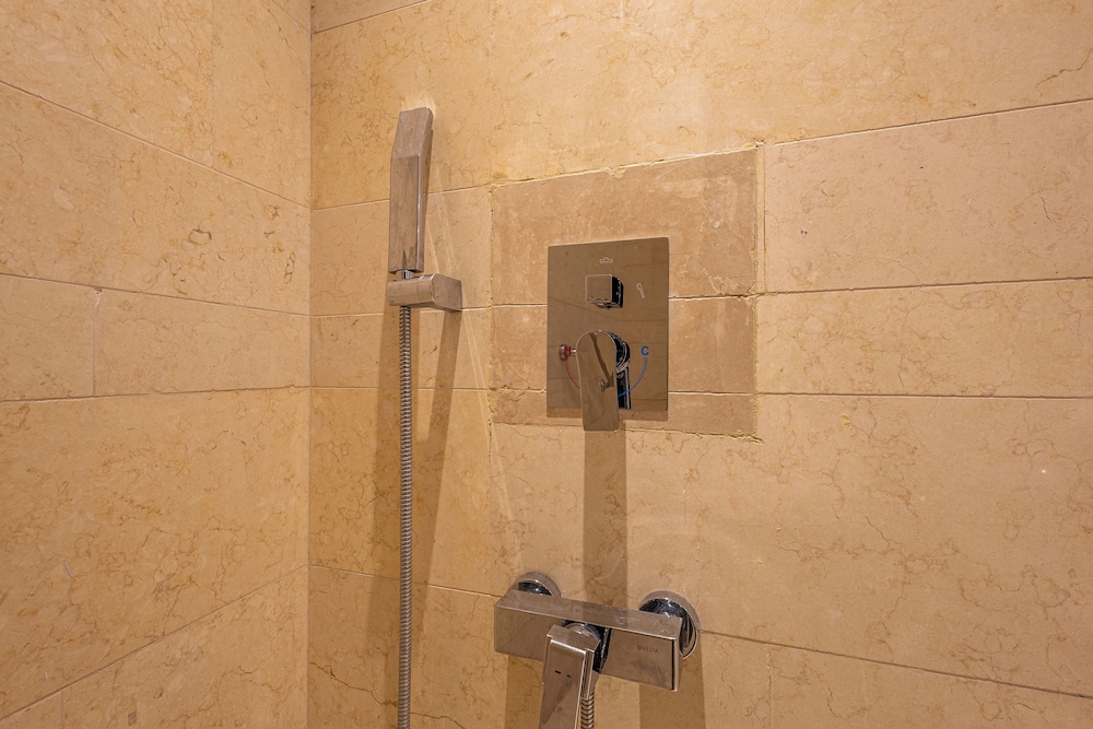 Ananda Hotel Boutique 39/70